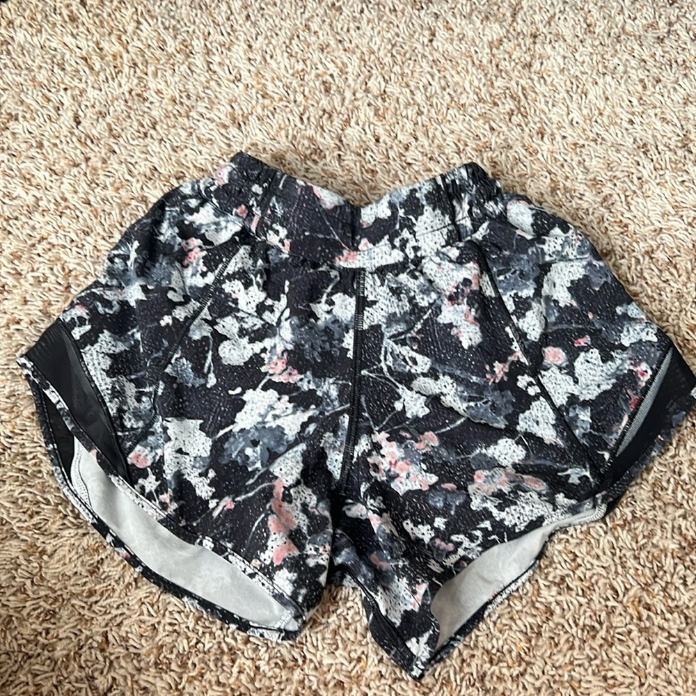 Lululemon Hotty Hot 4”. Low rise. Size 2.